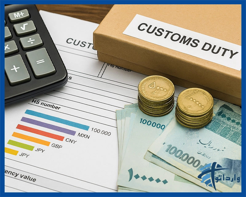 تصویر محاسبه هزینه رجیستری در گمرک شامل فرم گمرکی، ماشین‌حساب، بسته‌بندی با عنوان هزینه گمرک، اسکناس و سکه‌های ایرانی برای نمایش هزینه‌ها و تعرفه‌ها.