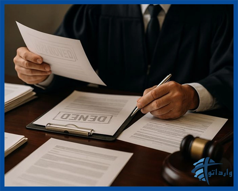 تصویر بررسی اسناد و مدارک برای توضیح اینکه کمیسیون ماده یک چیست و چگونه تصمیمگیری میکند.